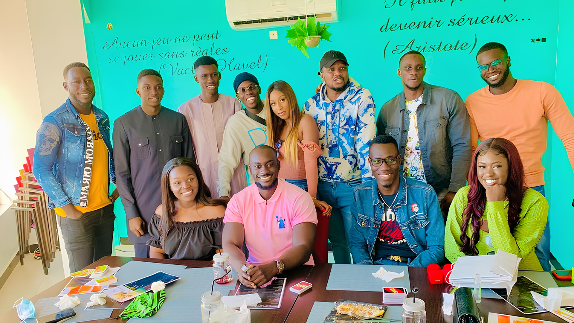 Une dizaine d'influenceurs réunis au Kaffcoffee à Dakar, profitant d'un moment convivial.