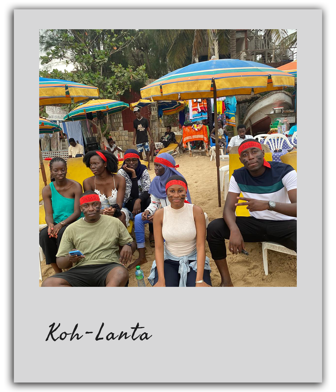 Une équipe de participants au team building Koh-Lanta à Dakar, se préparant pour la prochaine épreuve sous les parasols.