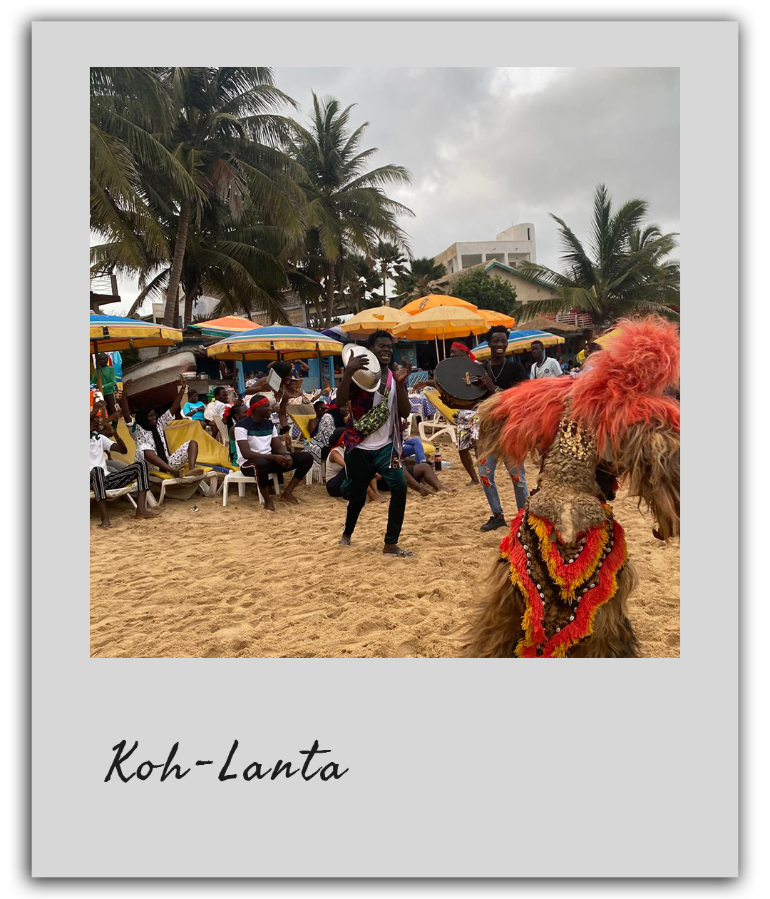 Un danseur traditionnel divertissant les participants au team building à Dakar, sur une plage animée.