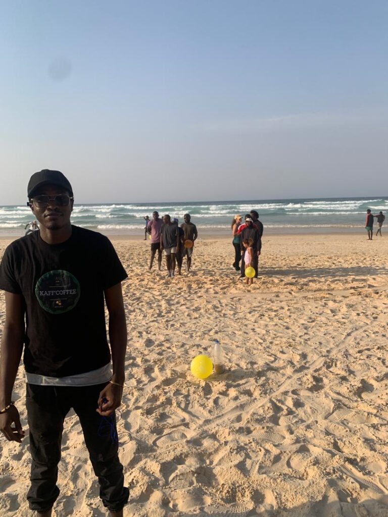 Activité de team building sur une plage à Dakar avec des participants engagés dans des jeux collaboratifs.