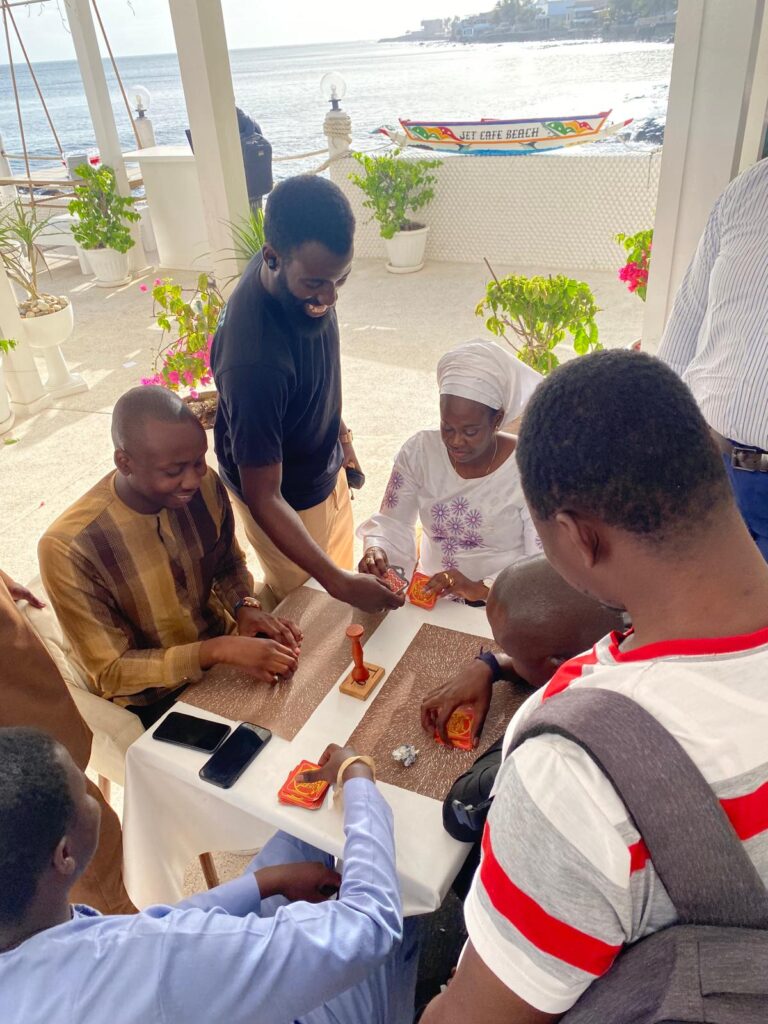 es collègues participent ensemble à un jeu coopératif lors d’activités de team building au Sénégal.