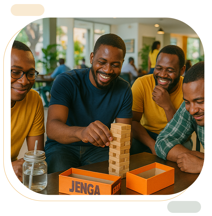 Quatre collègues souriants jouent à Jenga lors d’un afterwork à Dakar.