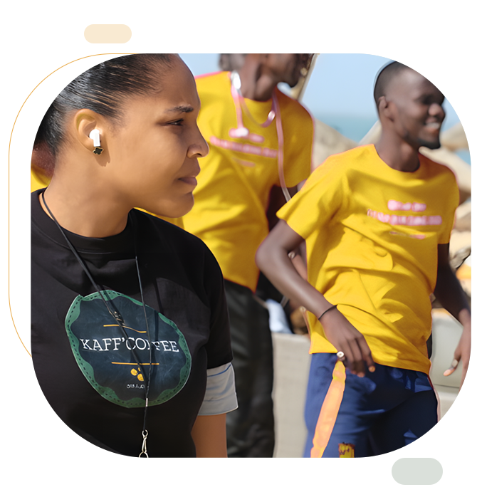 Des participants engagés dans une activité de team building organisée par Kaff Coffee au bord de la mer, au Sénégal.