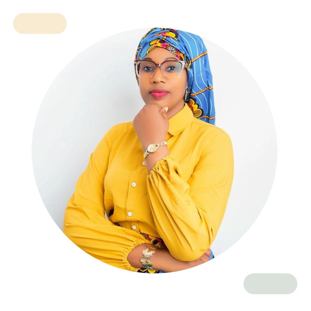 ortrait d'une coach en tenue professionnelle, posant avec assurance, bras croisés et regard confiant, sur fond clair — illustrant une spécialiste du coaching d'équipe à Dakar.