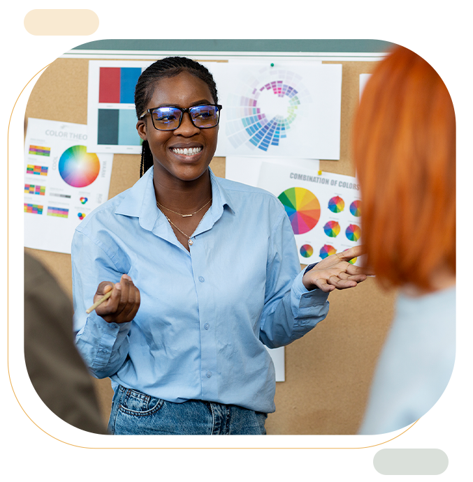 Atelier de coaching d’équipe au Sénégal animé par une coach souriante dans un cadre professionnel.